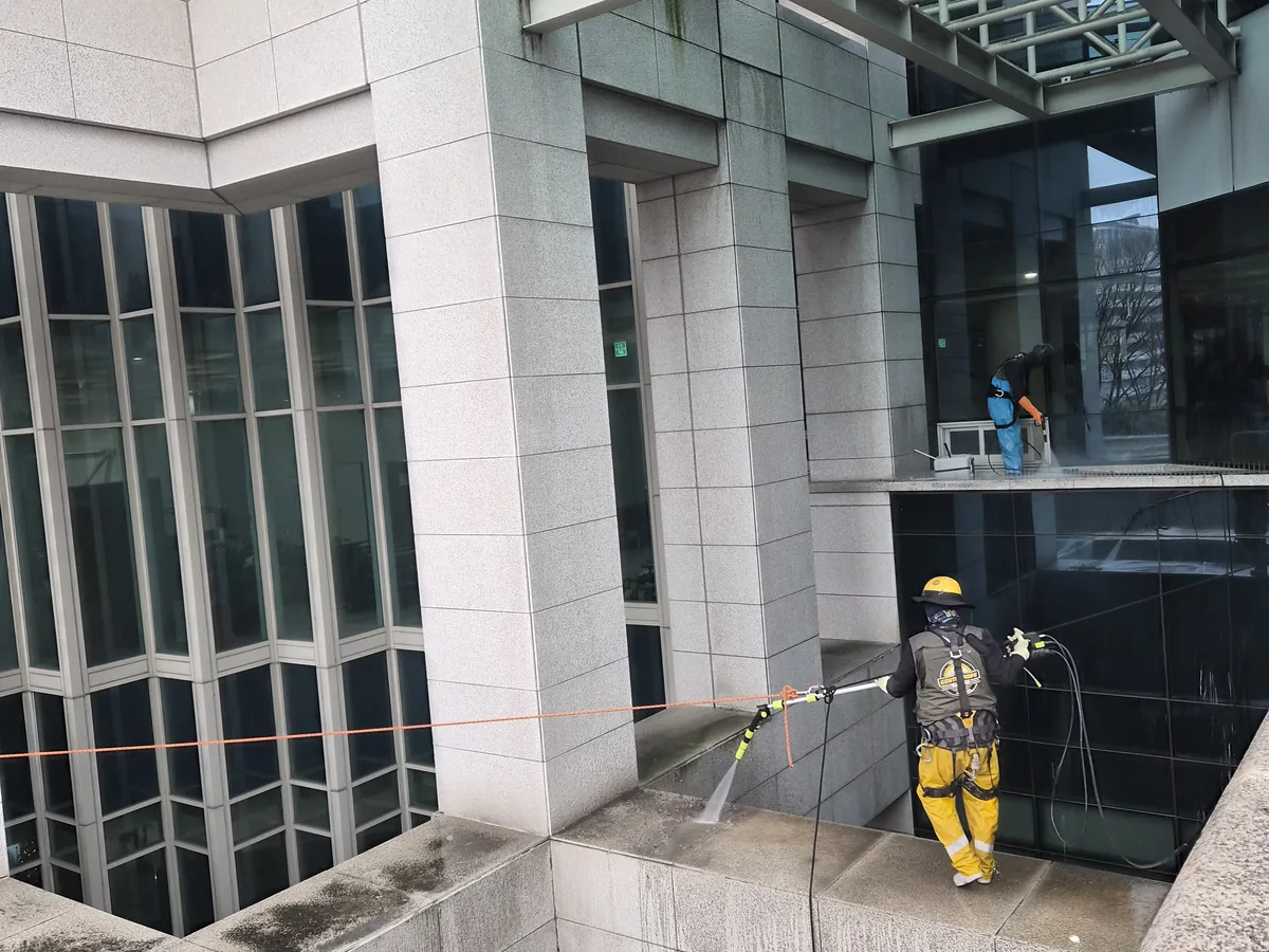 철원군 근동면 상가건물 옥상 파라펫 장비 주변 정밀 위생청소 사례 - 행진크린