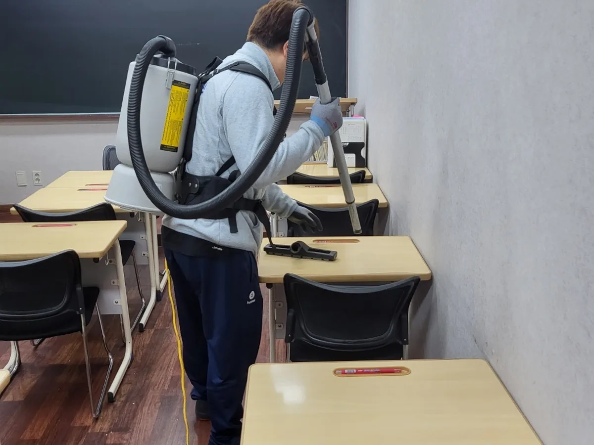 춘천시 송암동 학교 현관·중앙홀 바닥 위생청소 사례 - 행진크린
