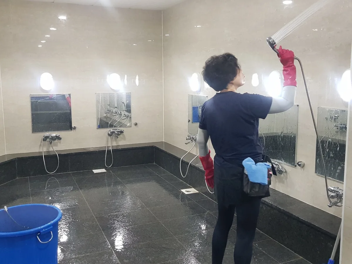양구군 해안면 목욕탕 탈의실·파우더룸 바닥 위생청소 사례 - 행진크린